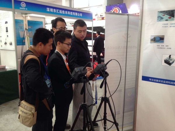 工作人員向參展觀眾介紹亞泰光電工業(yè)內窺鏡產品