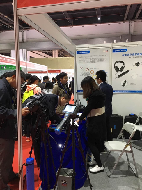 亞泰光電展臺前現(xiàn)場咨詢與留言觀眾