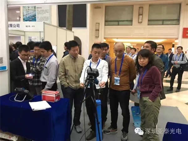 亞泰光電內(nèi)窺鏡工程師何工現(xiàn)場演示公司內(nèi)窺鏡產(chǎn)品