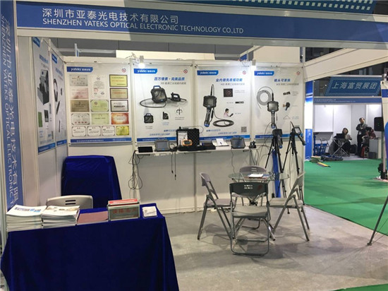 法蘭克福汽配展亞泰光電展臺(tái)前展示的工業(yè)內(nèi)窺鏡、視頻內(nèi)窺鏡等產(chǎn)品