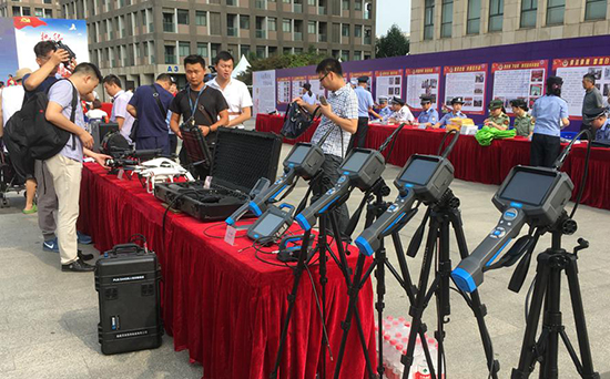 亞泰光電展臺前展示的自主研發(fā)的工業(yè)內(nèi)窺鏡產(chǎn)品