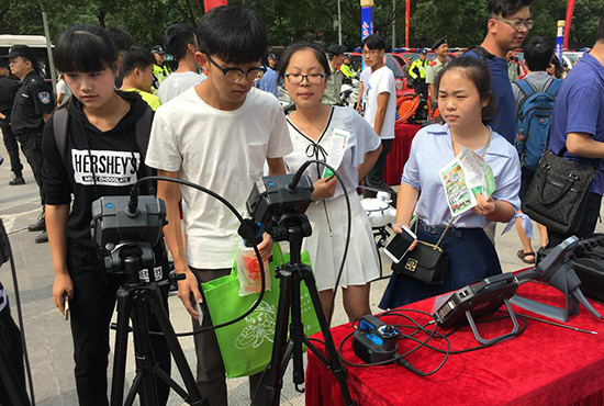 活動現(xiàn)場周邊大學(xué)生操作亞泰光電內(nèi)窺鏡產(chǎn)品