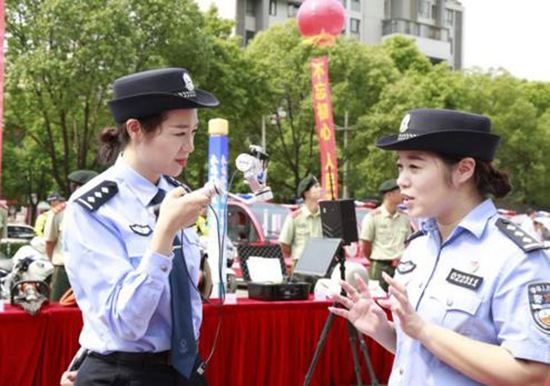 工作人員現(xiàn)場用直播平臺進行網(wǎng)絡(luò)直播