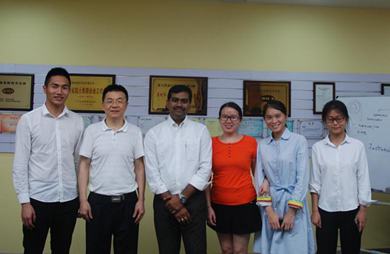 亞泰光電總經(jīng)理鄭翔（左二）、AIMIL副總經(jīng)理Subrahmanyam