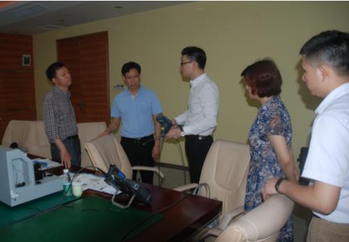 某市領(lǐng)導(dǎo)視察