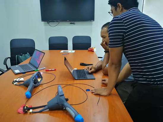 經(jīng)銷商與客戶維修主管一起將現(xiàn)場拍到的圖片和視頻轉(zhuǎn)存至電腦，看圖片質(zhì)量效果。