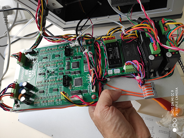 亞泰光電質(zhì)量部工程師客戶油液實驗室現(xiàn)場顆粒計數(shù)器維護