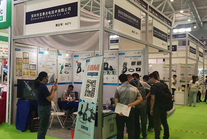 2021深圳工業(yè)內(nèi)窺鏡展亞泰光電展臺(tái)前前來(lái)咨詢的現(xiàn)場(chǎng)觀眾