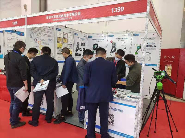 上海QC展期間亞泰光電展臺前前來參觀的現(xiàn)場觀眾