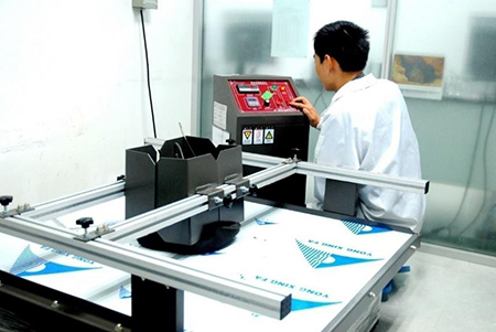 工程師進(jìn)行整機(jī)振動(dòng)測(cè)試